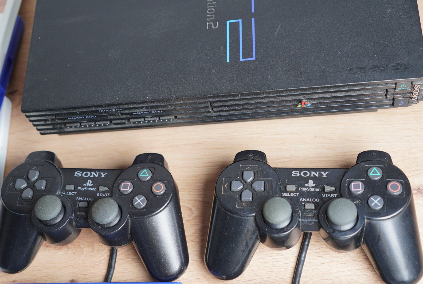 Sony Consoles: Sony PlayStation 2, 2 Controller, 8MB Memory Card, Spiele – D'occasion à Oberwangen b. Bern par pas_x72k 1