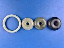 1 geschliffener Armring und 3 Anhänger aus Stein (Jade)?