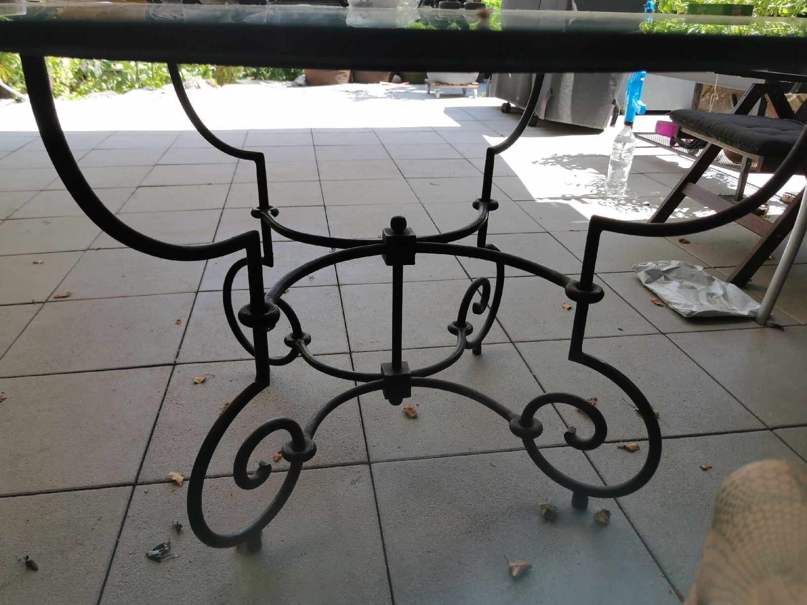 Tables: Glastisch mit retro eisengestell – D'occasion à Affoltern am Albis par Nino_Pianezzi