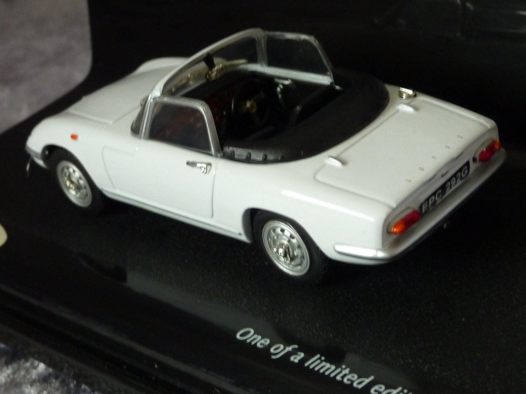 Lotus Modellini d'auto: Lotus Elan Cabriolet 1:43 – Nuovo e nell'imballaggio originale da Dürrenäsch venduto da modellautos4you 1