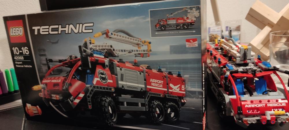 Le camion de pompiers de l'aéroport LEGO Technic 42068