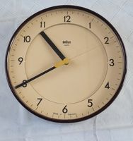 Einfache klare BRAUN Wanduhr 20cm 70er Jahre 