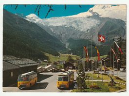 Postkarte mit Oldtimer-Postauto im Wallis, Saas-Fee, Flagge