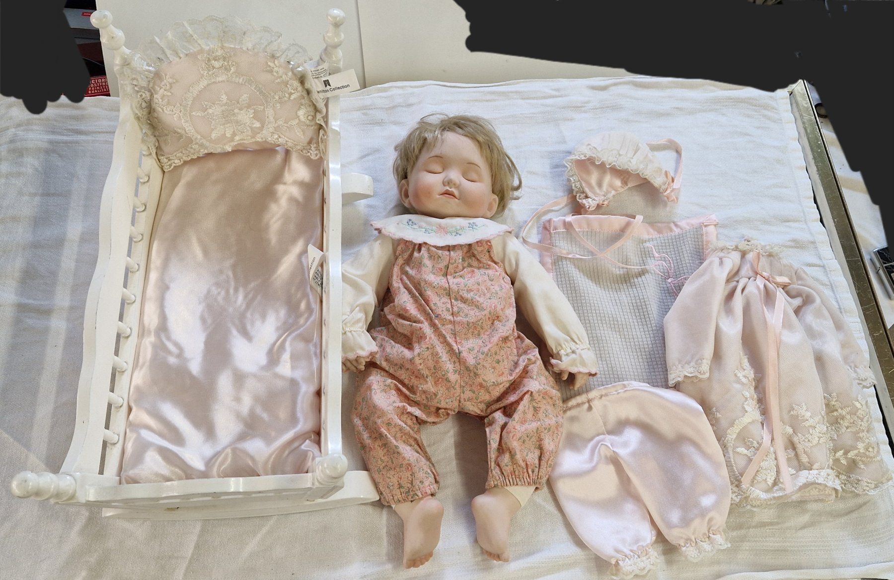 Carillon: ALTE SPIELUHR PUPPE MIT BETT – Usato da Bilten venduto da Mic2022