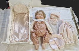 ALTE SPIELUHR PUPPE MIT BETT