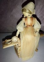Maisblatt Frau beim Gansfüttern