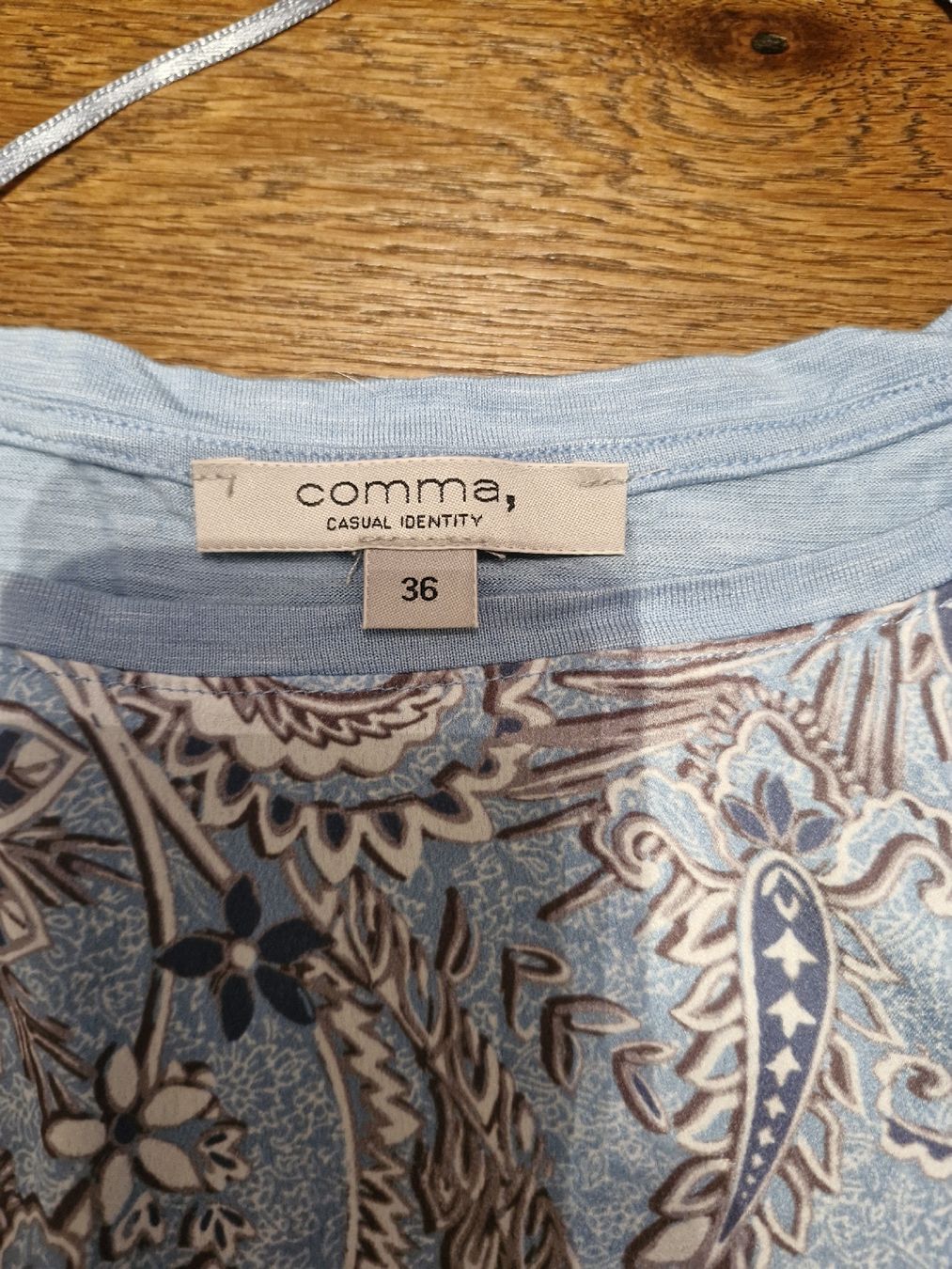 Comma T-shirt: Commas Shirt, Grösse 36, hellblau mit Muster, neuwertig – Nuovo (secondo la descrizione) da Bottmingen venduto da mbrunetti1 2