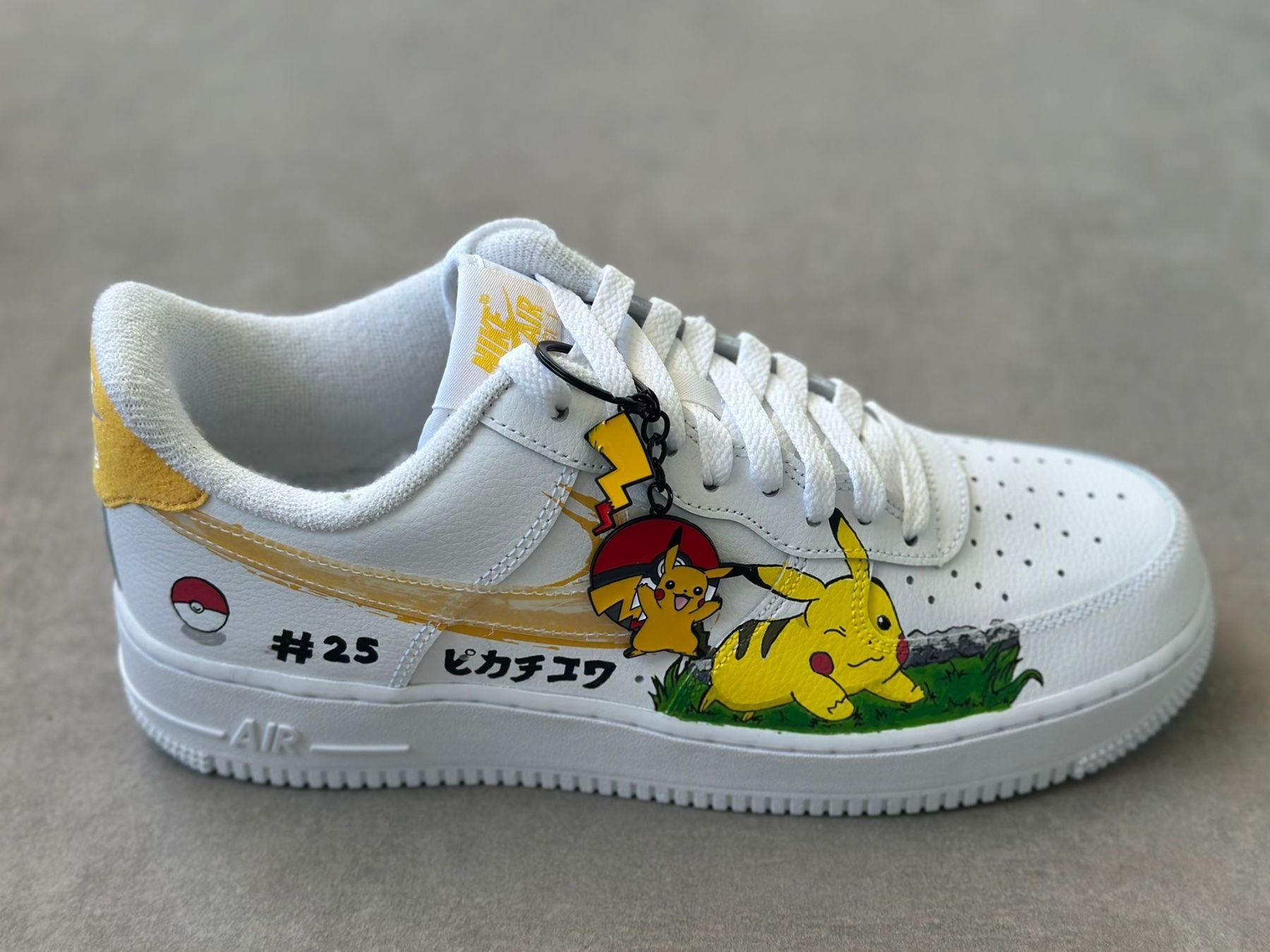 Nike Scarpe da uomo: Nike Air Force 1 Custom Pikachu, Gr. 42.5 – Nuovo e nell'imballaggio originale da Edlibach venduto da leo_ftr7 2