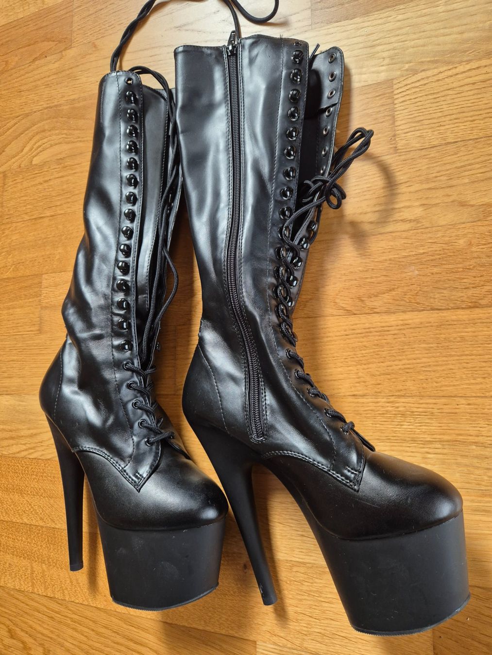 Scarpe da donna: Pleaser High Heels Gr. 38 Schwarz Lack – Usato da Gutenswil venduto da car_b8l5