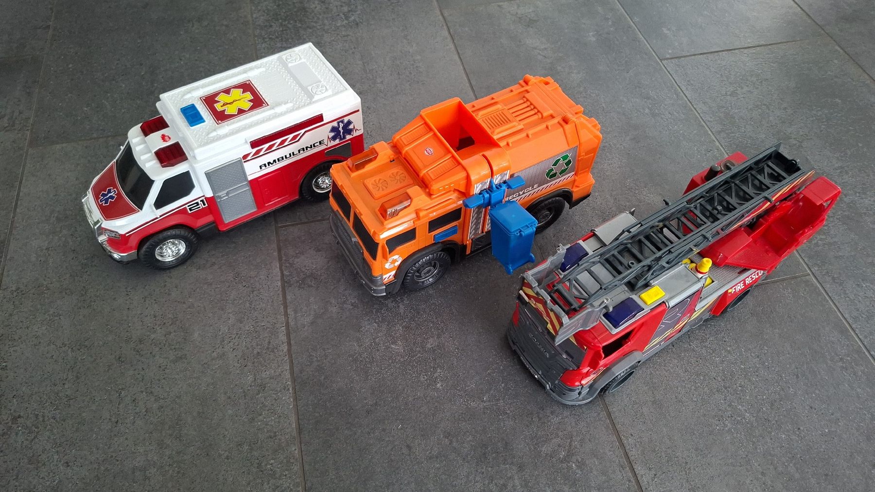 Dickie Toys Giocattoli: 3er Set Spielfahrzeuge – Usato da Biezwil venduto da Haberli01