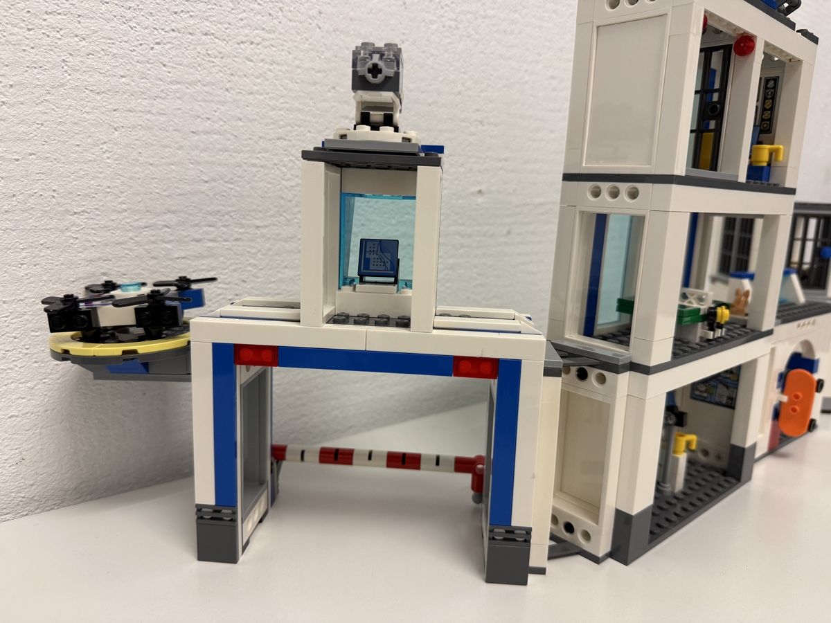Lego Kit di costruzioni: LEGO City Polizeistation 60246 – Usato da Hombrechtikon venduto da come01 4