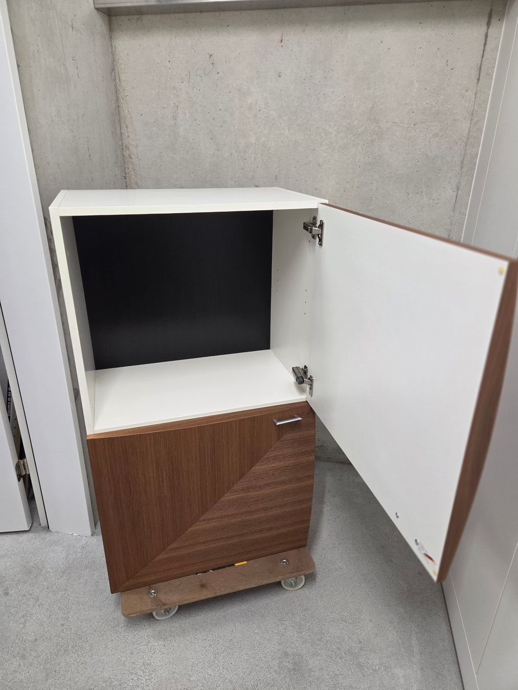 TV Möbel: TV Wall cabinet white with 2 doors walnut effect – Gebraucht aus Gockhausen von Alv_cer 1