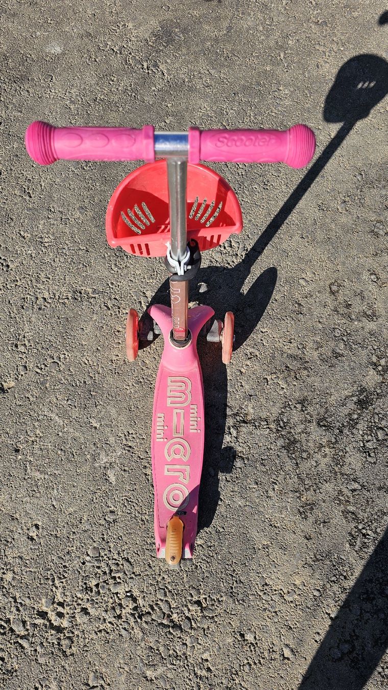 Micro Kickboard: Micro Mini rosa Trotti mit Korb und läuchtenden Räder – Usato da Zufikon venduto da Dadulka79 3