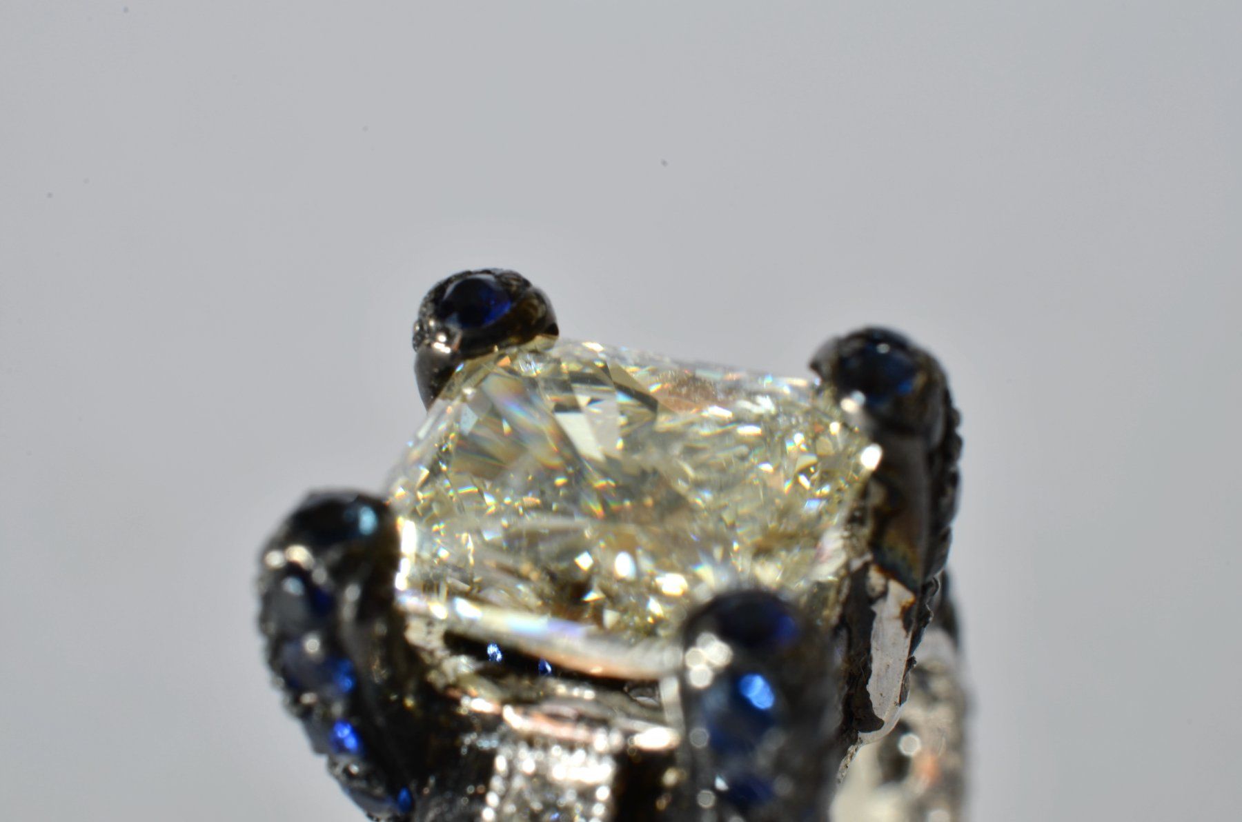 Anelli: Ring mit blauem Saphir und Diamanten, 1990. – Usato da Meilen venduto da glenbeigh 6