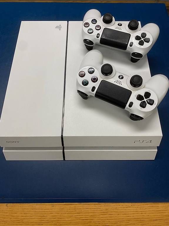 Sony Console: Play Station 4 weiss neuwertig inkl. 2 Controller – Usato da Schaffhausen venduto da Galleria13_Brocki_SH