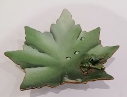 Porzellan, Frosch auf einem Blatt, wie neu