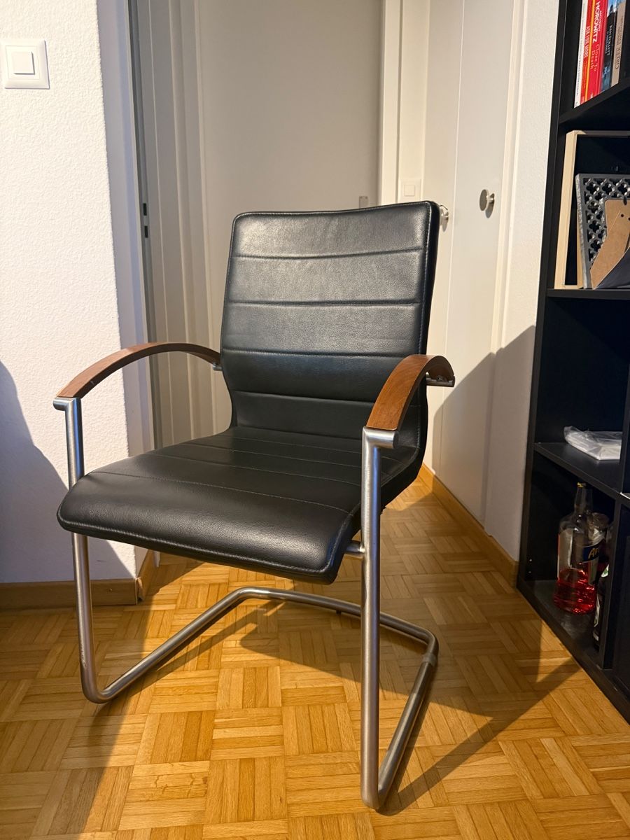 Sedie: Freischwinger schwarz Lederoptik Holzarmlehne – Usato da Brüttisellen venduto da aju_66vk