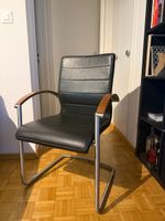 Freischwinger schwarz Lederoptik Holzarmlehne
