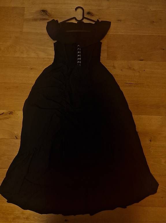 Vestiti: Schwarzes Kleid – Usato da Ennetmoos venduto da Cindy3942