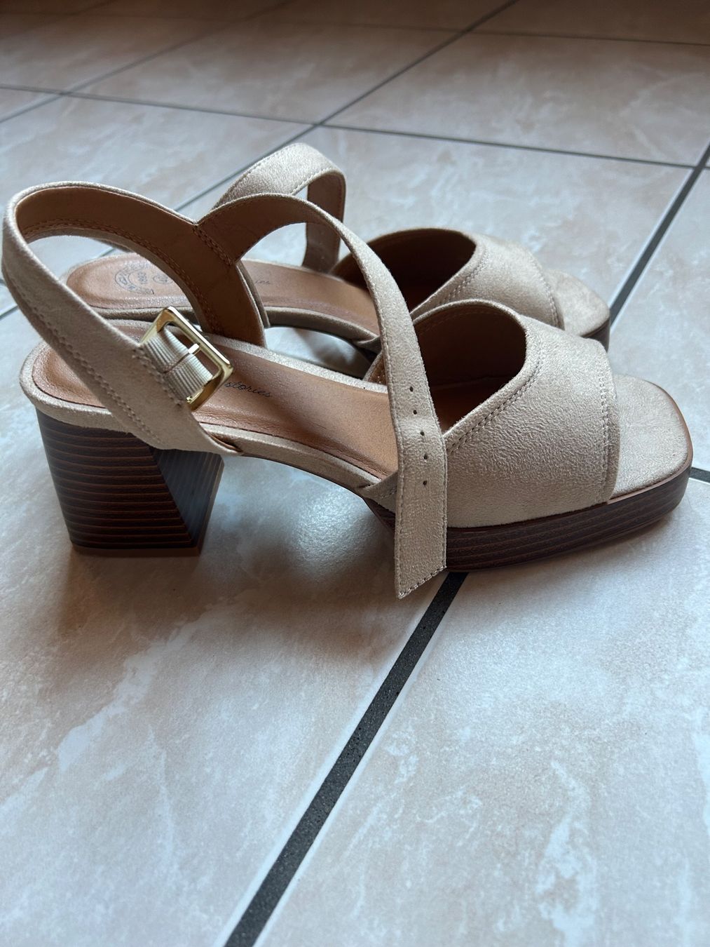 Scarpe da donna: Une paire de sandales en daim – Usato da Courrendlin venduto da loko2910 1