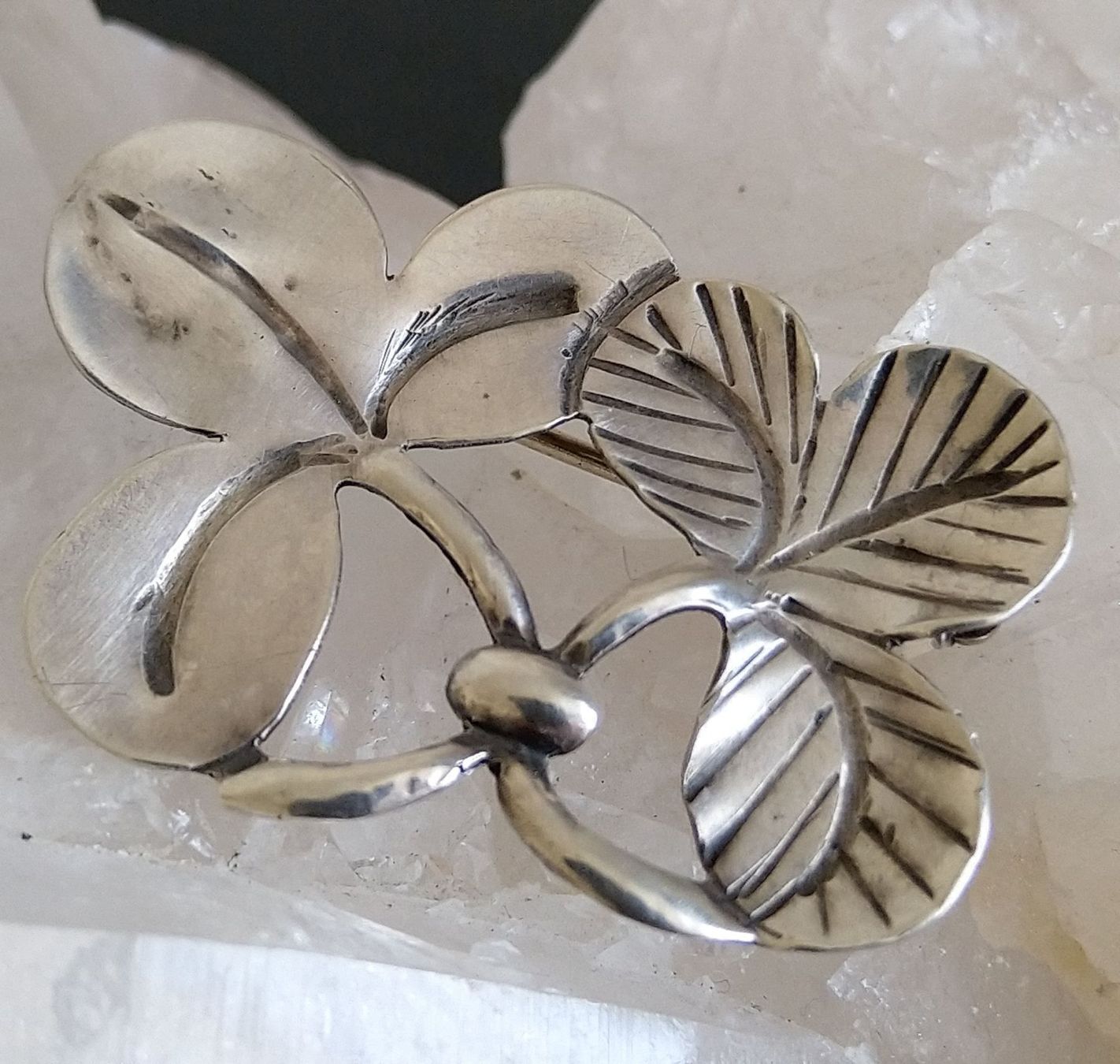 Broschen & Nadeln: BROSCHE KLEEBLATT IN SILBER 925 800 – Gebraucht aus Romanshorn von BoutiqueA