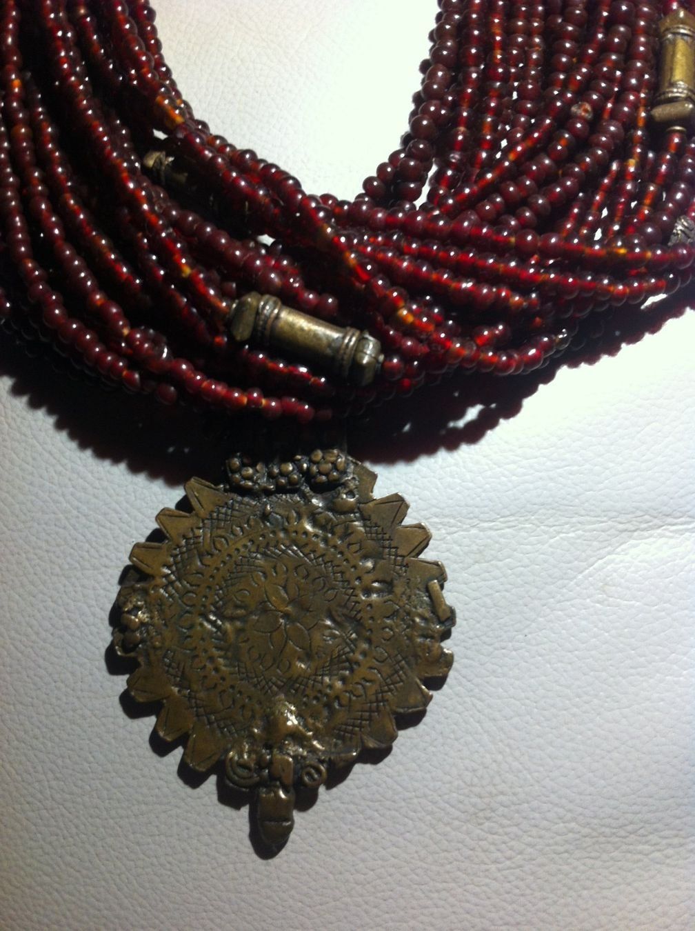 Catenine: collier Césarée Paris, multi rangs, perle verre grenat – Usato da Delémont venduto da marcdel