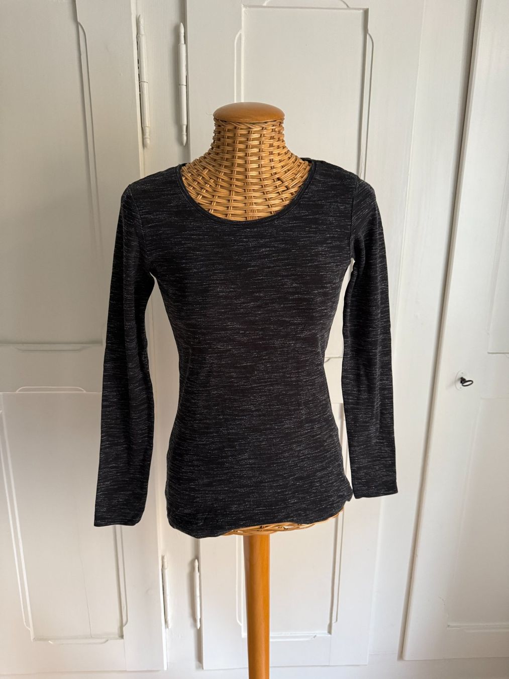H&M T-Shirts: Langarmshirt schwarz-weiss meliert M – Gebraucht aus Zürich von Diazaio