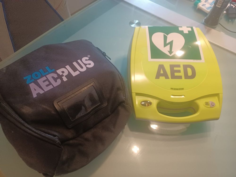 Defibrillator Zoll AED Plus Gerät (Gebraucht) in Wetzikon ZH für CHF ...