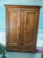 Armoire en merisier massif