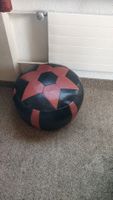 Fussball Hocker Ottomane in Schwarz/Rot, guter Zustand