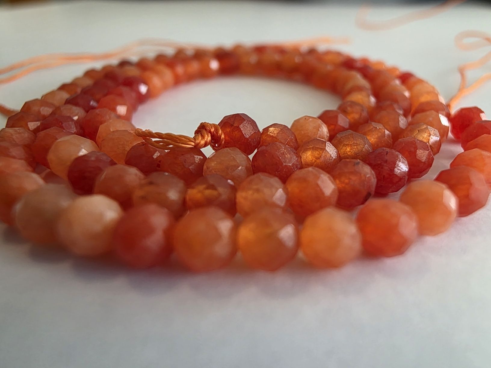 Minerali & Pietre curative: Chalcedon orange facettiert ca. 3mm. Strang – Nuovo e nell'imballaggio originale da Menziken venduto da Mirager 1
