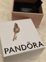 Charme Pandora Clé plaqué or rose - Élégance et finesse