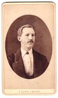 Fotografie F. Kuhn, Basel, Elegantes Por
