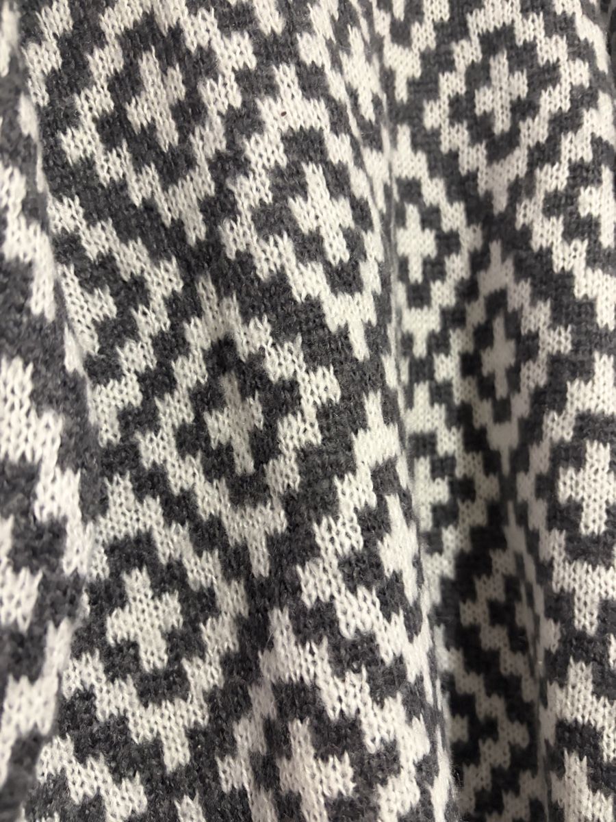 Pulls & Sweat-shirts: Geometric Pattern Pullover Grey and White Round Neck – D'occasion à Avenches par outlet_avenches 2