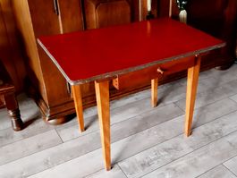 Herziger kleiner Holz-Tisch  -  mit Patina und Geschichte +?