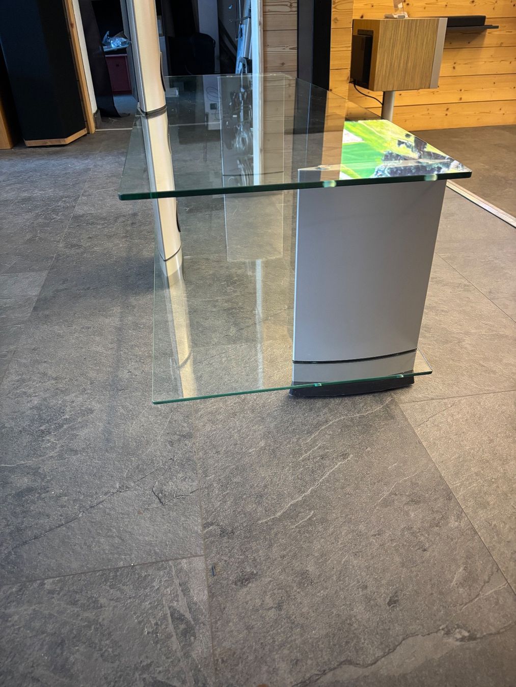Mobili TV: Meuble TV en verre sur roulette – Usato da Crans-Montana venduto da TaniaCretton 3