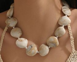 AUSVERKAUF Kette Halskette Kunststoff in Form von Muscheln