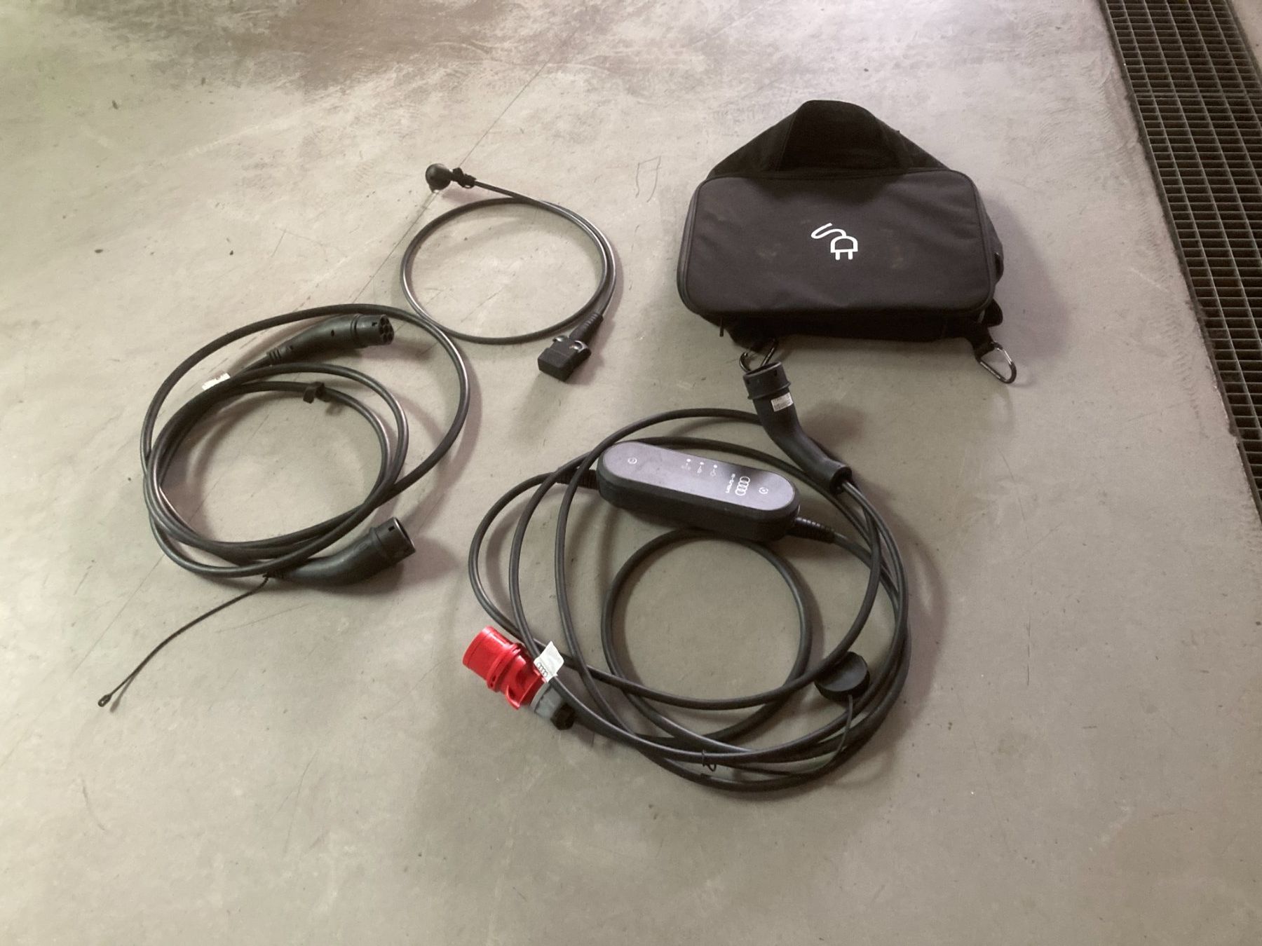 Mennekes Batterie-Ladegeräte: Audi e-tron Ladekabel mit CEE Stecker und Tasche Type 2 – Gebraucht aus Cham von WB2223