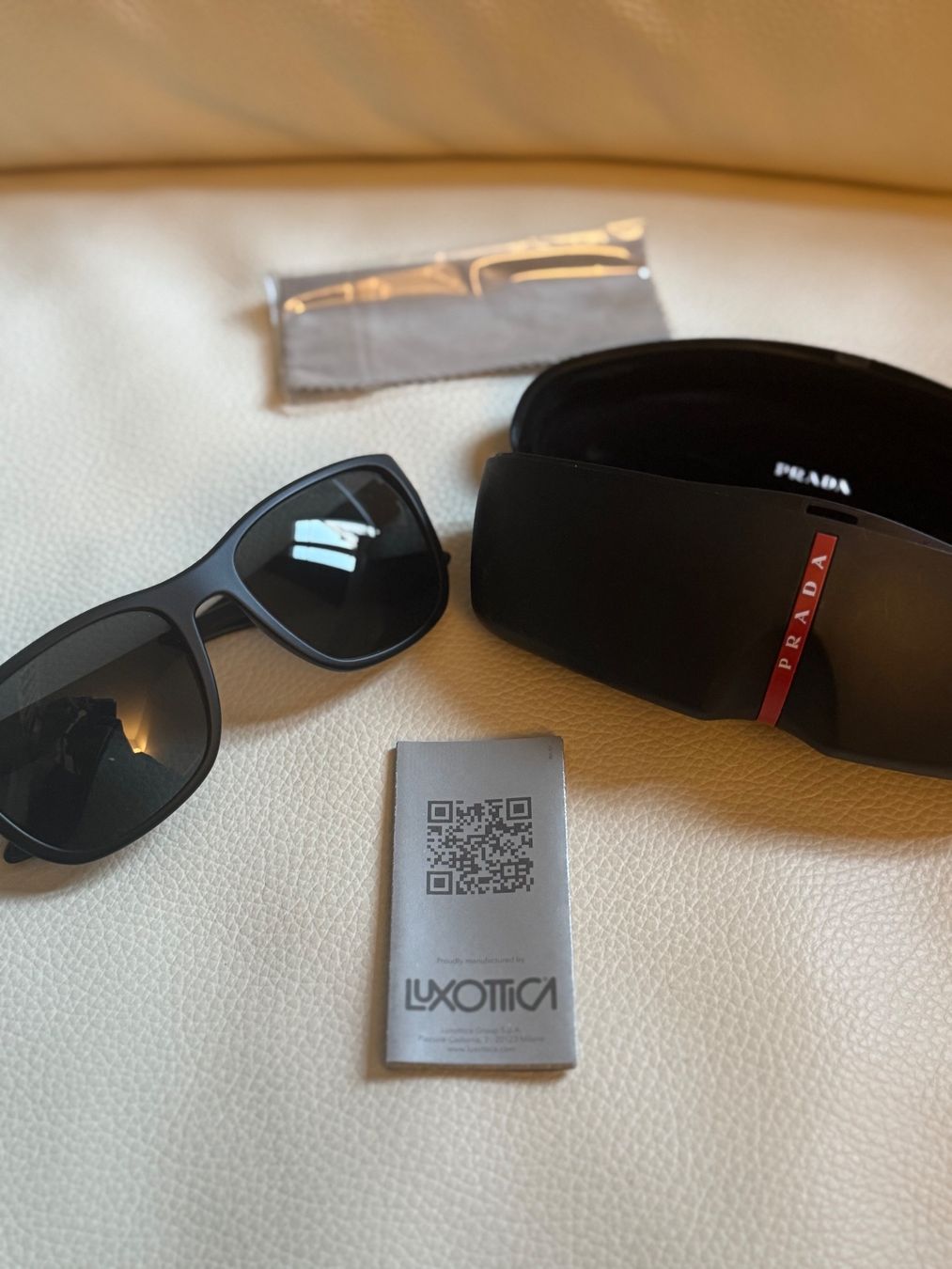 Prada Brillen & Gläser: Lunettes de soleil Prada – Gebraucht aus La Brévine von ycy_m22k
