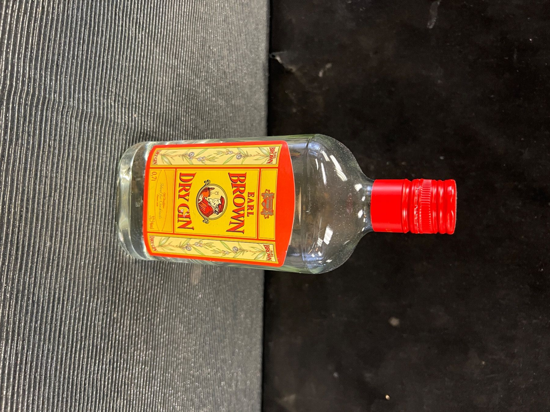 Bevande alcoliche: DRY GIN ANCIENNE BOUTEILLE ENTAMÉE – Usato da Genève venduto da Leboucheoreilles
