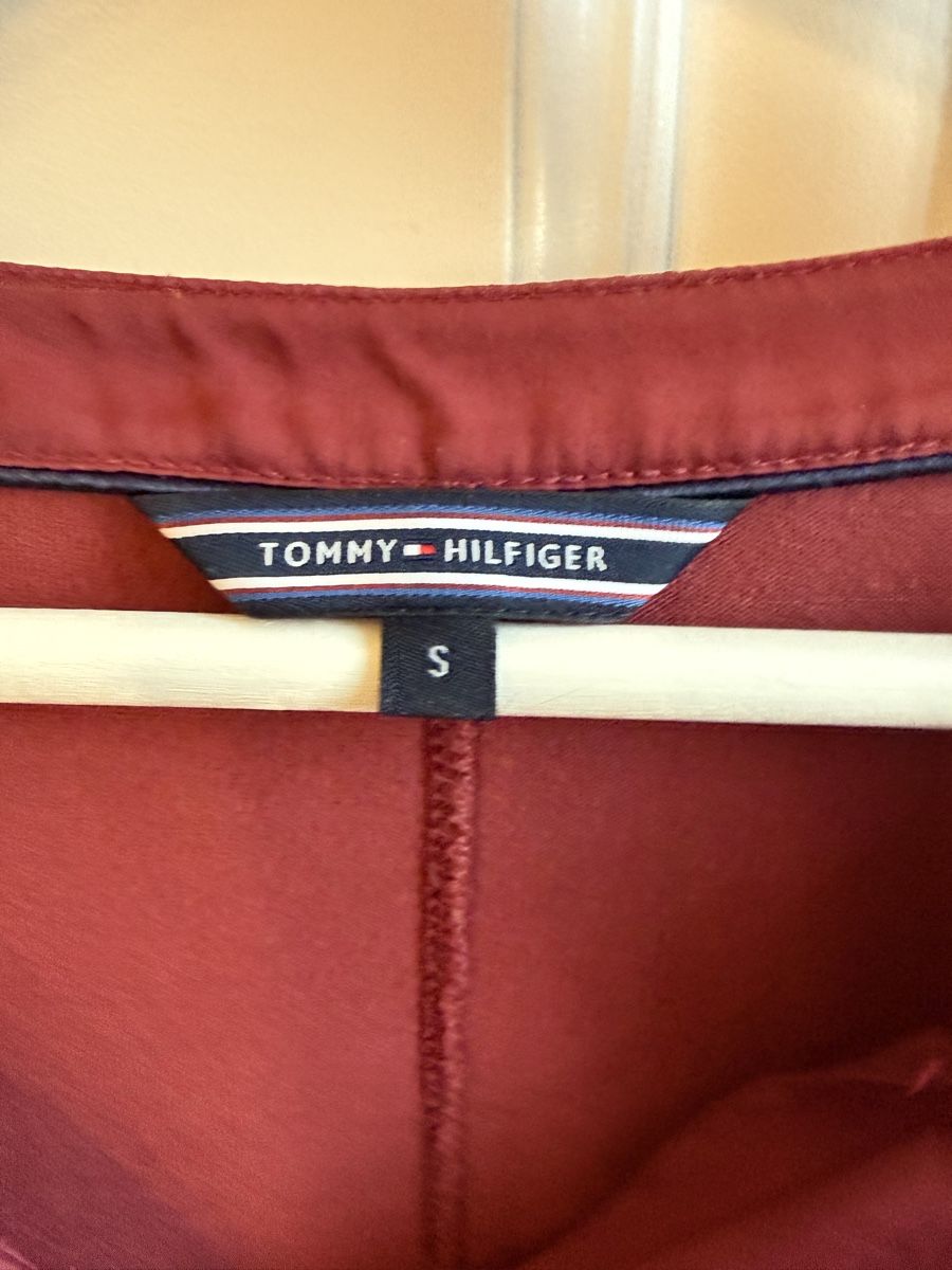Tommy Hilfiger Camicette: Tommy Hilfiger Bluse Weinrot Grösse S – Usato da Kehrsatz venduto da Skoppa 1