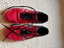 Asics Hallenschuhe rot schwarz Gummi Sohle guter Zustand