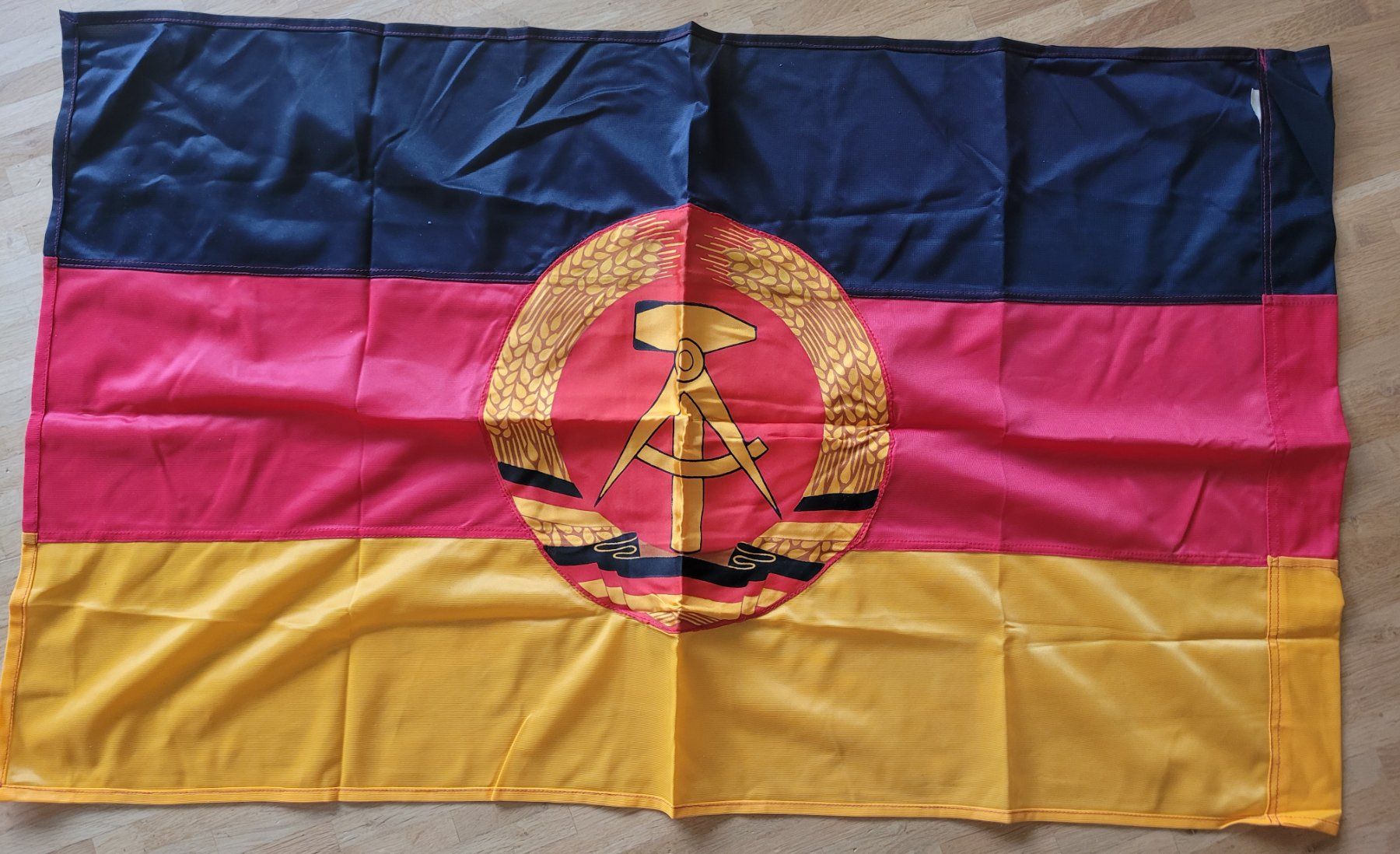 Uniformen: DDR Flagge, Fahne – Gebraucht aus Kriens von KTP