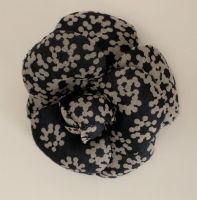 Broche CHANEL Camelia en tissu noir/beige
