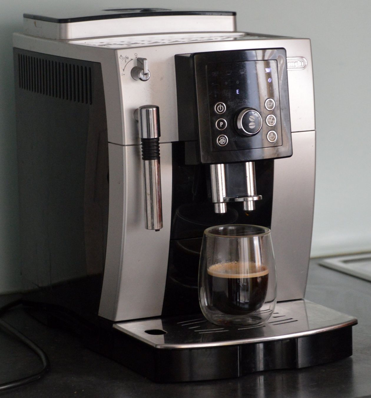 De'Longhi Macchine per caffè & Macchine per espresso: Kaffeemaschine DeLonghi ECAM 24.210.SB machine à café – Usato da Collonges venduto da arashee 5