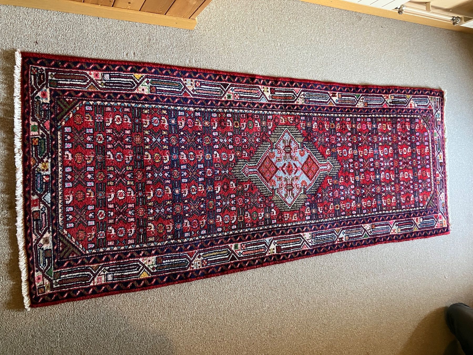 Teppiche: Bordeauxroter Teppich mit Muster, guter Zustand – Gebraucht aus Baar von Zugi2