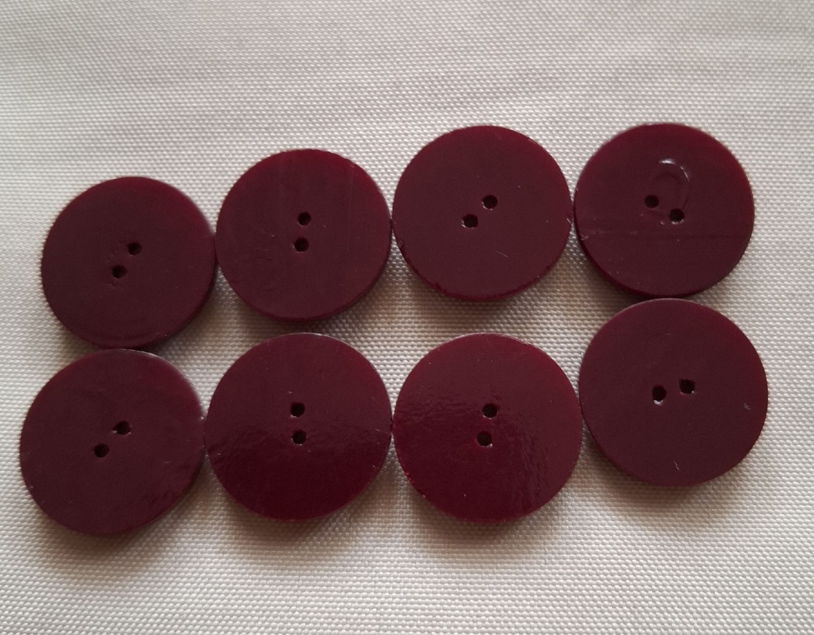 Knöpfe: 8 Stück Knöpfe, Weinrot, 20 mm. – Gebraucht aus Dietikon von Hirschkopf 2