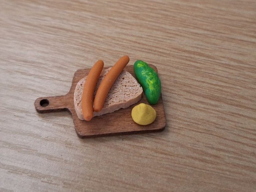 Case e mobili per bambole: Wienerli auf Brot mit Essiggurke – Nuovo (secondo la descrizione) da Zürich venduto da HandmadeTinyFood 3