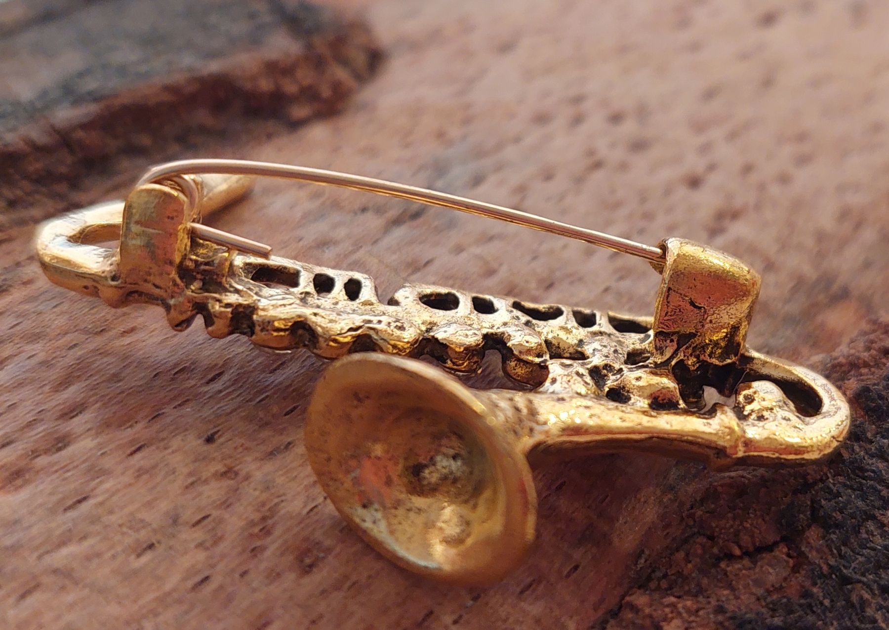 Spille & Fermagli: Goldfarbene Jazz Saxophon Brosche mit Strass – Nuovo (secondo la descrizione) da Oberwil BL venduto da Hunajakakku 7