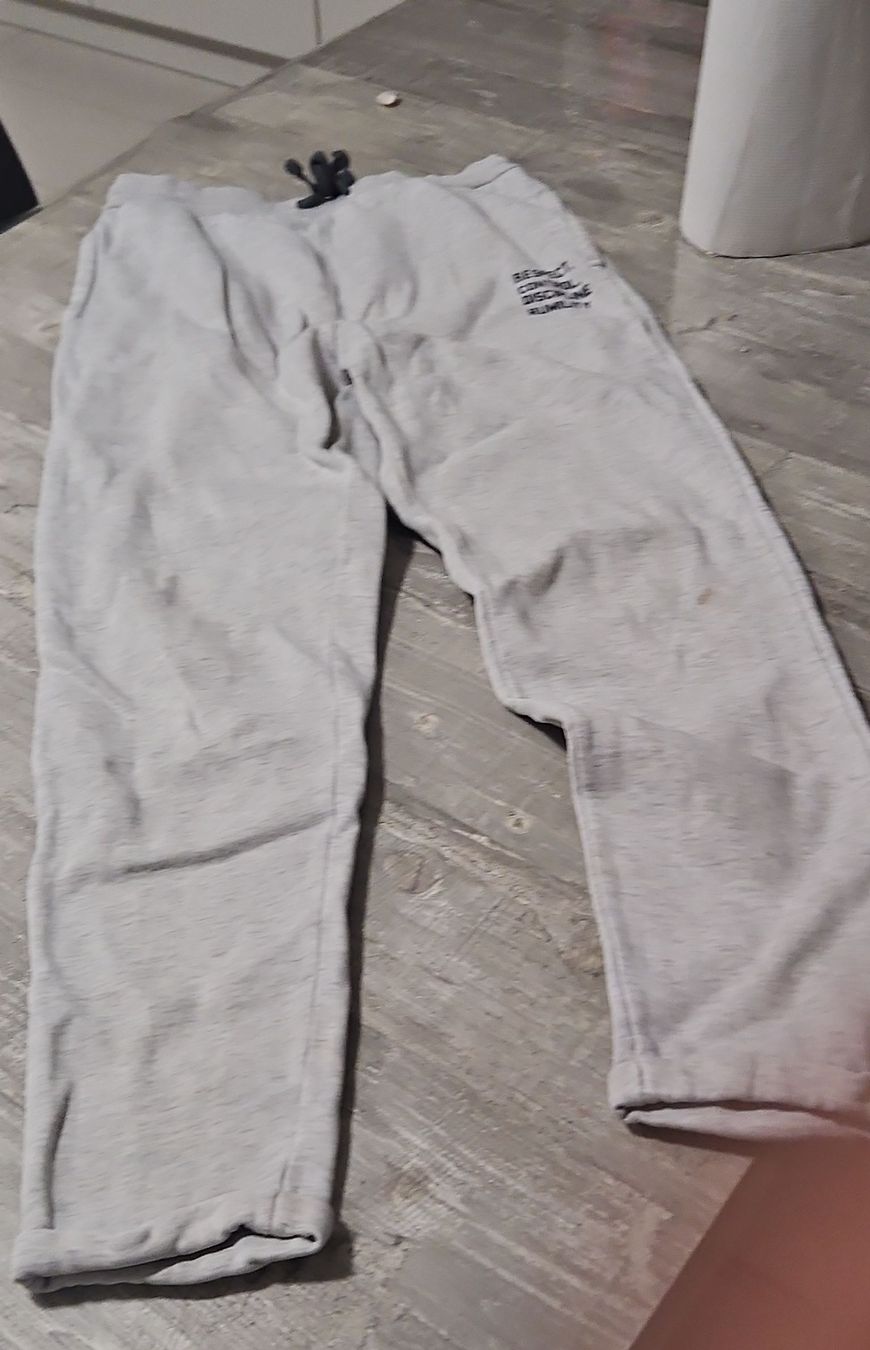 Pantaloni: Pantalon de jogging gris taille 128 bon état – Usato da Crissier venduto da gdemanou